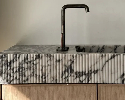 Pourquoi les designers sont-ils obsédés par les surfaces en pierre rainurées ?